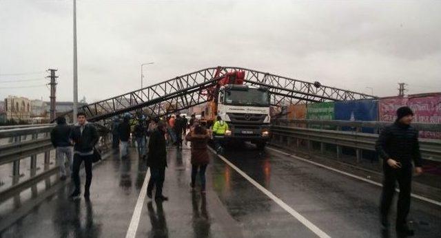 Rüzgarın Şiddetiyle Savrulan Vinç, Beton Pompasının Üzerine Devrildi