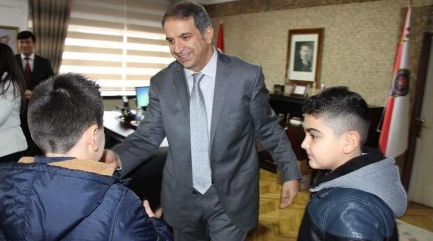 Öğrencilerden Polise Moral Desteği