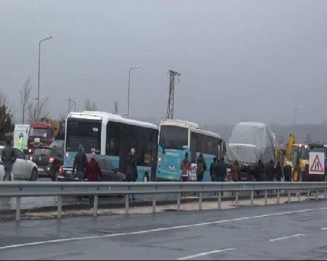 D-100'e Vinç Devrildi; Yol Trafiğe Kapandı (2)