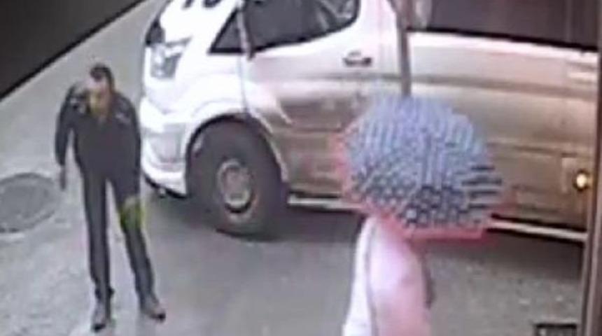 Yaya, Korna &Ccedil;alan Şof&ouml;r&uuml; Bacaklarından Vurdu