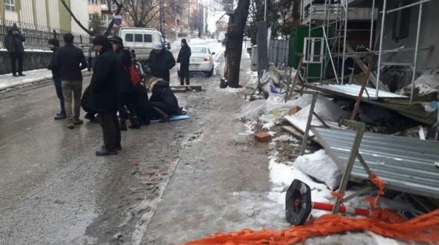 Başkent’te Fırtınanın Uçurduğu Saç Levha Bir Kişiyi Yaraladı