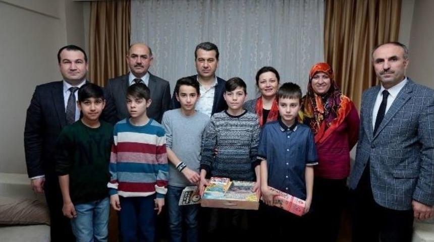 Vali Azmi &Ccedil;elik Ve Eşi Emel &Ccedil;elik, Sevgi Evlerini Ziyaret Etti