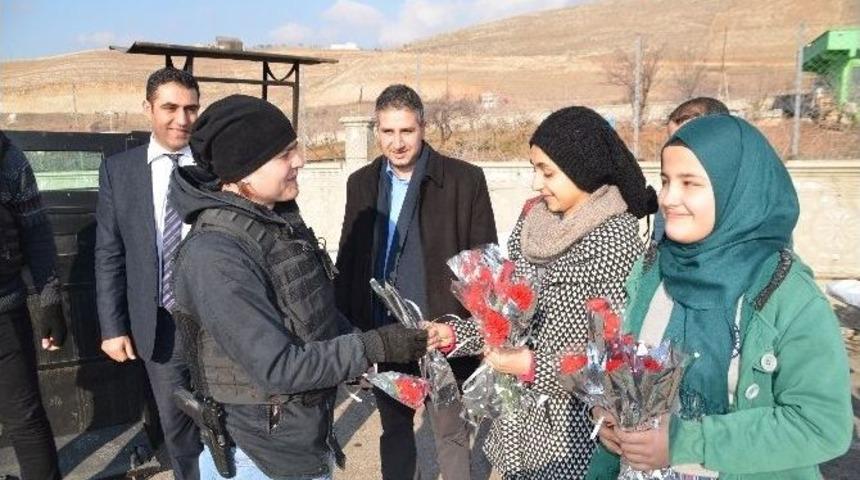 &Ouml;ğrencilerden Polise &Ccedil;i&ccedil;ekli Ziyaret