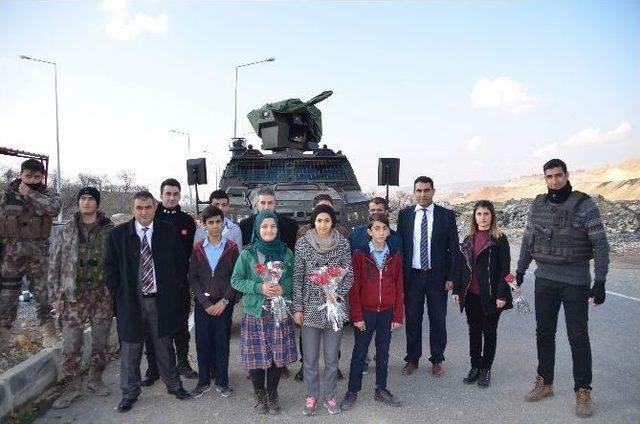 Öğrencilerden Polise Çiçekli Ziyaret