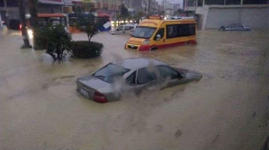 Mersin Sel Altkında, Okullar Tatil Edildi