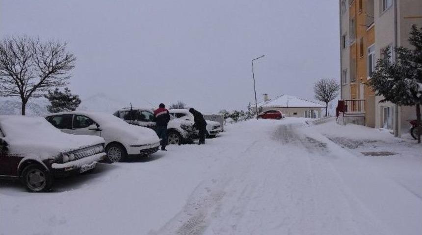 Dursunbey&rsquo;de Kar Yağışı Hayatı Olumsuz Etkiledi