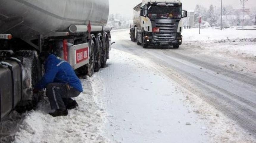 Kar, Bolu Dağı'nda Ulaşımı Aksattı