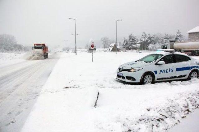 Kar, Bolu Dağı'nda Ulaşımı Aksattı