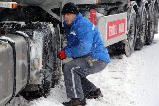 Kar, Bolu Dağı'nda Ulaşımı Aksattı