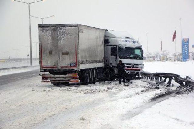 Kar, Bolu Dağı'nda Ulaşımı Aksattı