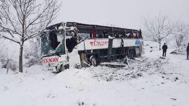 Sinop'ta Yolcu Otobüsü Şarampole Yuvarlandı; 4 Ölü, 27 Yaralı- Yeniden