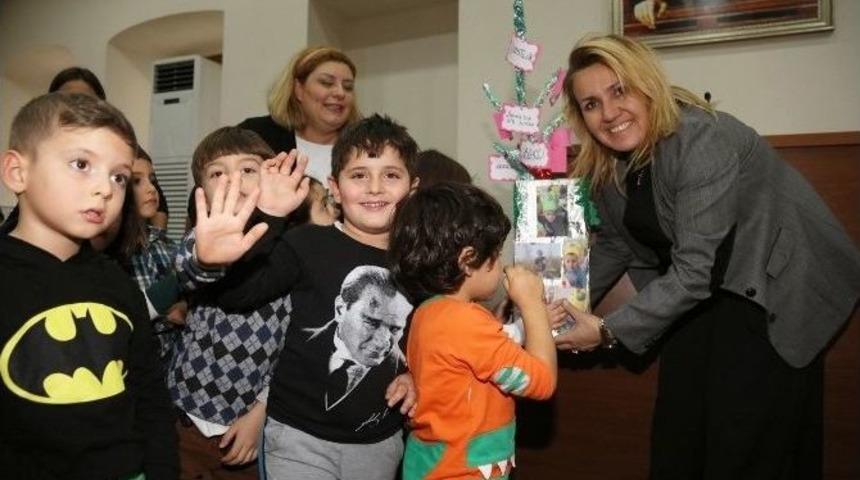 Miniklerden Uyar&rsquo;a Yeni Yıl Ziyareti