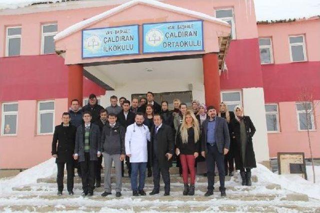 Başkale'de Öğrencilere Yılbaşı Hediyesi