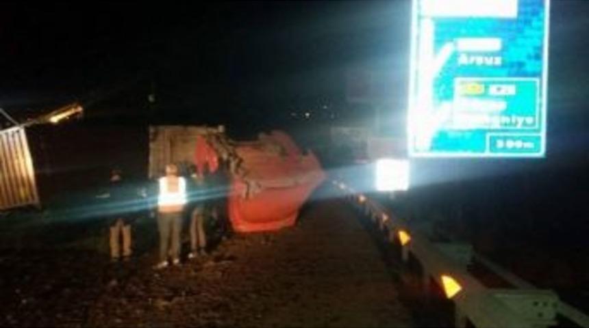 Freni Patlayan Tırın Devrilmesi Faciayı &Ouml;nledi