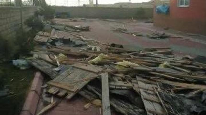 Hızı 70 Kilometreye Ulaşan R&uuml;zgar &Ccedil;atıları U&ccedil;urdu