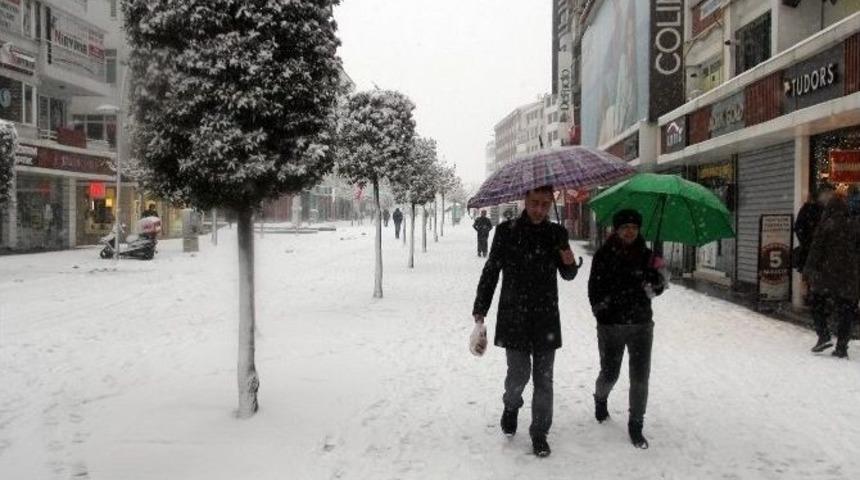 Bolu Kent Merkezinde Kar Esareti