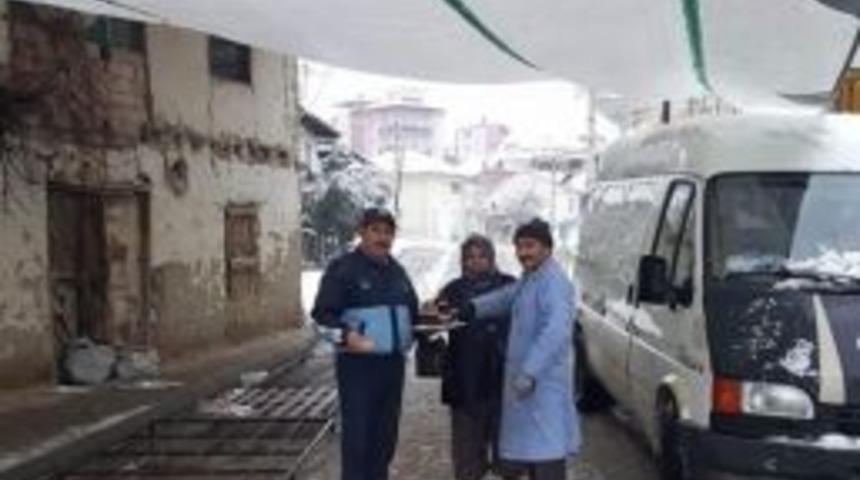 Soğuk Havada Pazarcı Esnafına &Ccedil;aylar Zabıtadan