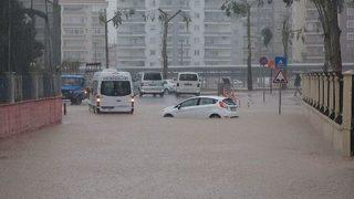 Mersin’de Şiddetli Yağmur Hayatı Felç Etti