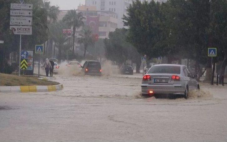 Mersin’de Şiddetli Yağmur Hayatı Felç Etti G1