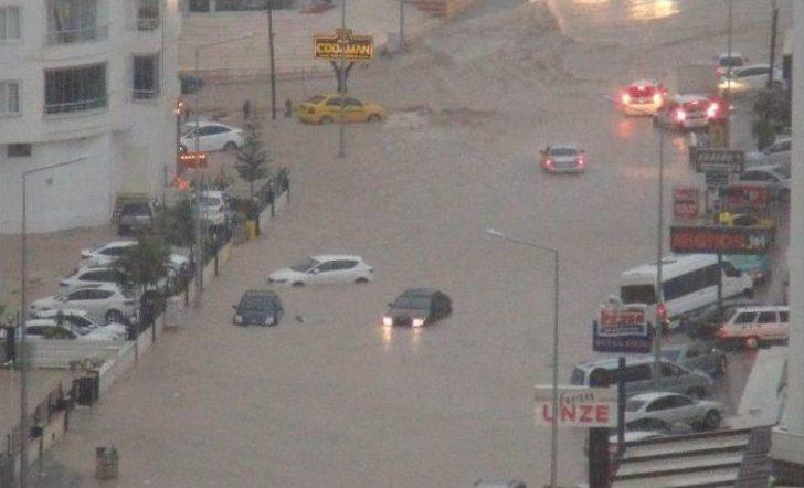 Mersin’de Şiddetli Yağmur Hayatı Felç Etti G2