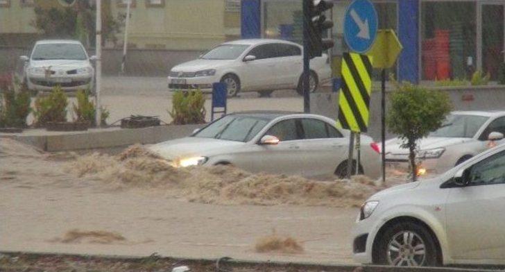 Mersin’de Şiddetli Yağmur Hayatı Felç Etti G3