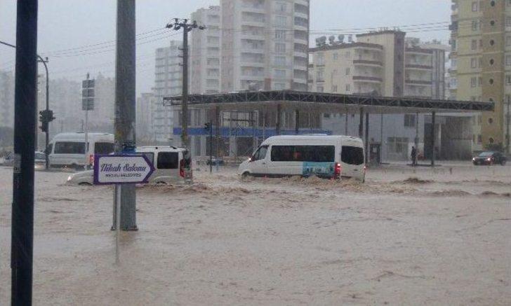 Mersin’de Şiddetli Yağmur Hayatı Felç Etti G4