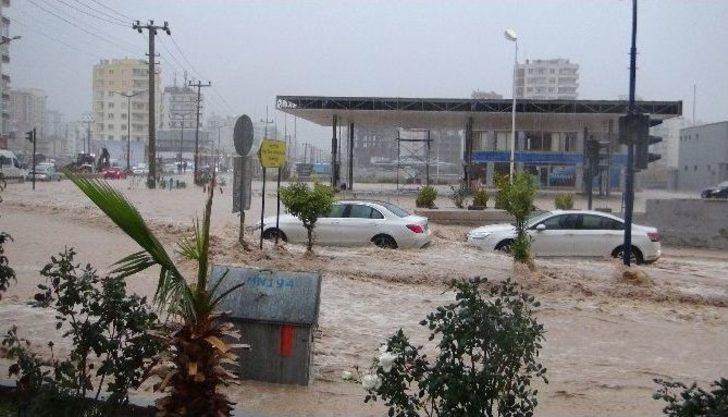 Mersin’de Şiddetli Yağmur Hayatı Felç Etti G5