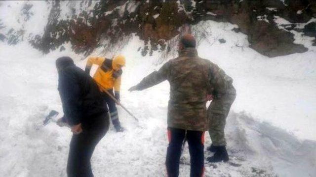 Kar Yolları Kapattı16 Günlük Bebek 11 Saatte Hastaneye Götürüldü