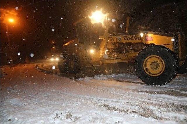 Turgutlu’da Karla Mücadele Devam Ediyor