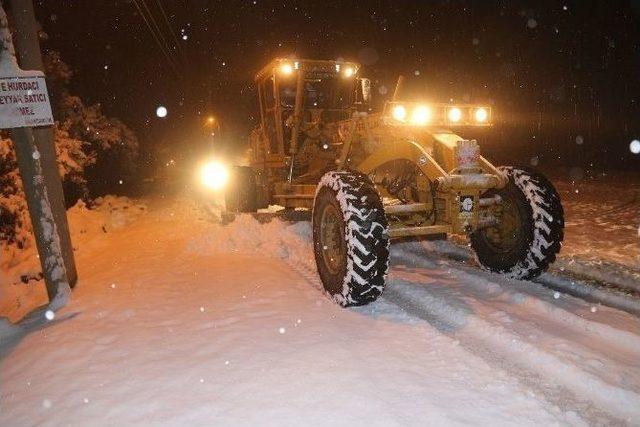 Turgutlu’da Karla Mücadele Devam Ediyor