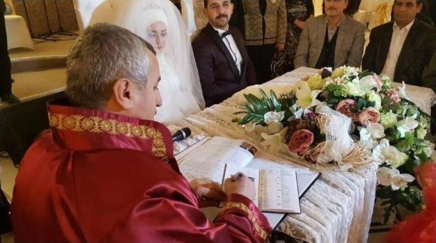 K&ouml;rfez Belediyesi Bin 200 &Ccedil;ifti Evlendirdi