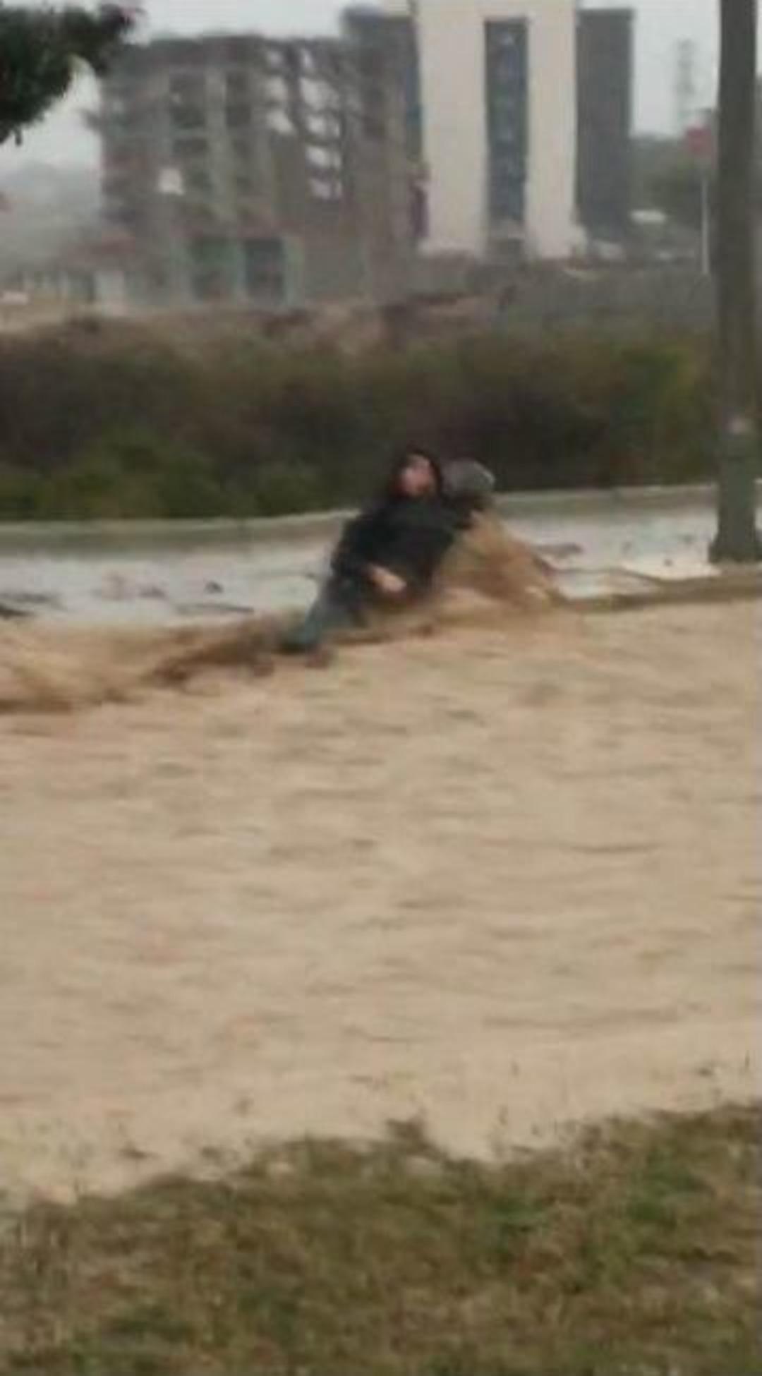 Yolun Karşısına Ge&ccedil;mek İsterken Sele Kapıldılar