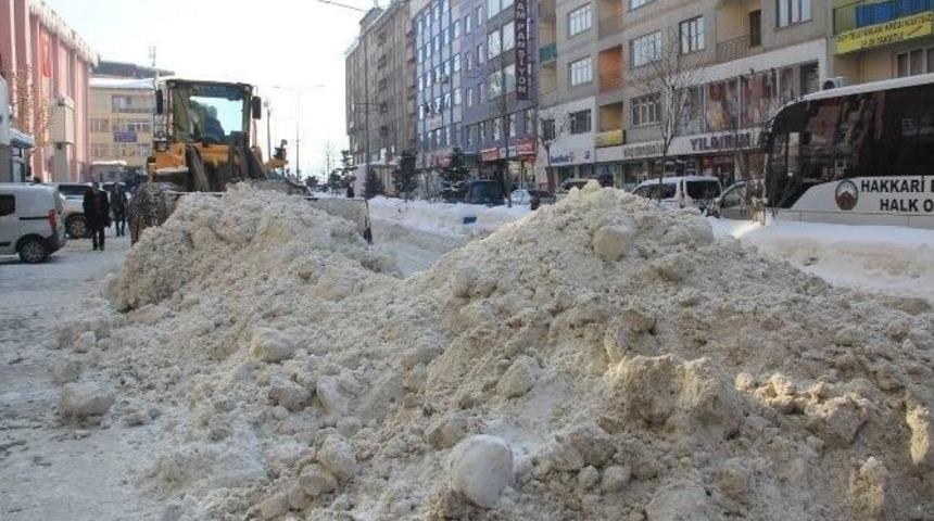 Hakkari&rsquo;deki Kar Dağları Şehir Dışına Taşınıyor