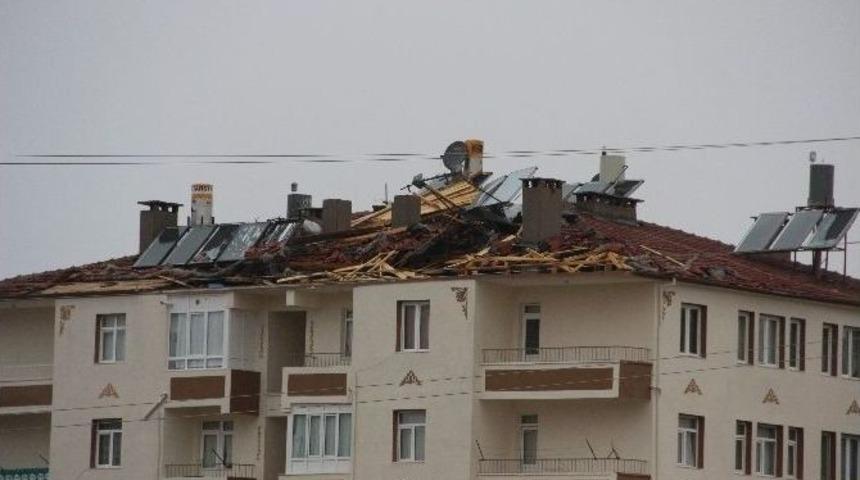 Fırtına Evlerin &Ccedil;atılarını U&ccedil;urdu