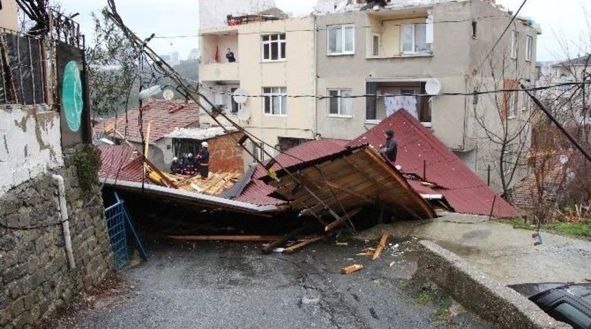 (&ouml;zel Haber) Sarıyer&rsquo;de Bir Binanın &Ccedil;atısı Başka Bir Evin Bah&ccedil;esine U&ccedil;tu
