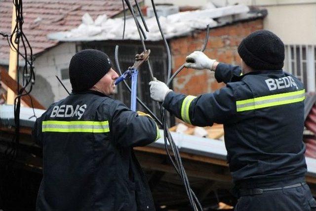 (özel Haber) Sarıyer’de Bir Binanın Çatısı Başka Bir Evin Bahçesine Uçtu