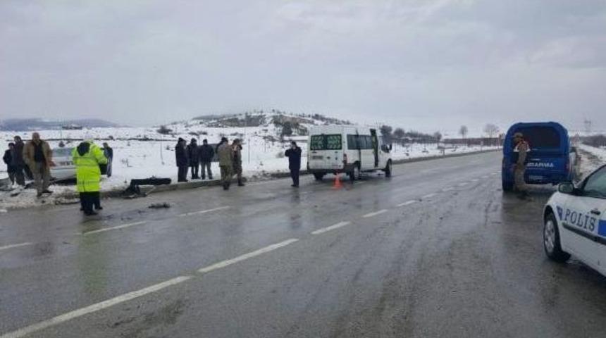 &Ouml;ğrenci Servisi Ile Otomobil &Ccedil;arpıştı: 1'i Ağır 13 Yaralı
