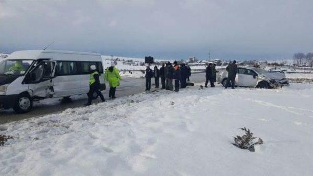 Öğrenci Servisi Ile Otomobil Çarpıştı: 1'i Ağır 13 Yaralı