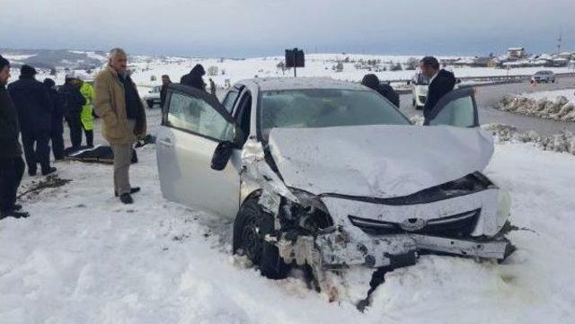 Öğrenci Servisi Ile Otomobil Çarpıştı: 1'i Ağır 13 Yaralı