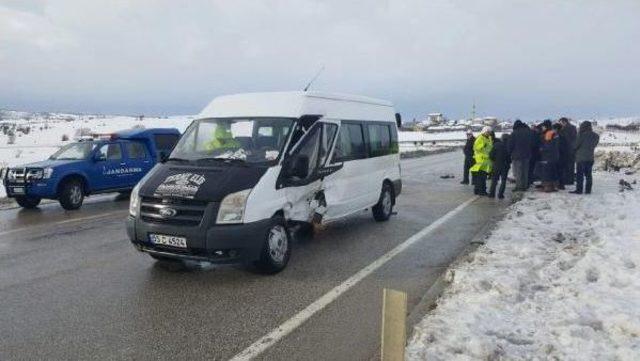 Öğrenci Servisi Ile Otomobil Çarpıştı: 1'i Ağır 13 Yaralı