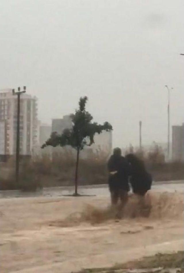 Mersin Sel Altında Okullar Tatil Edildi (2)