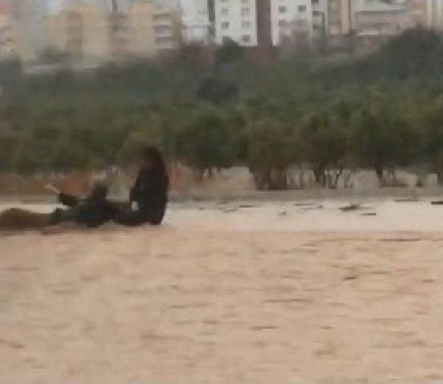 Mersin Sel Altında Okullar Tatil Edildi (2)