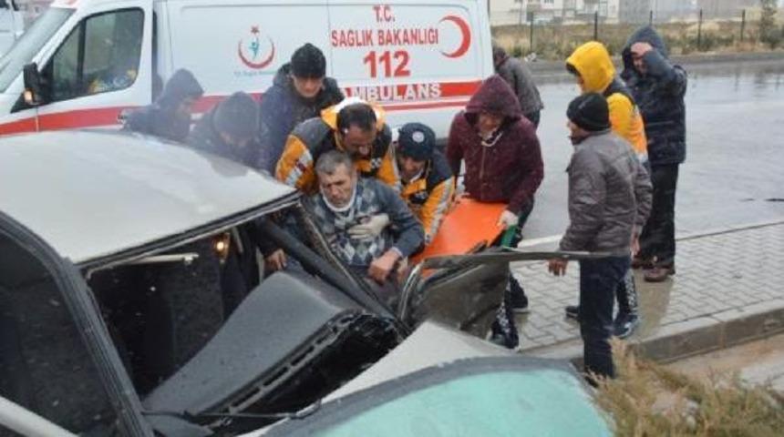 Niğde&rsquo;De Fırtına &Ccedil;atılarını U&ccedil;urdu, Kazalara Neden Oldu