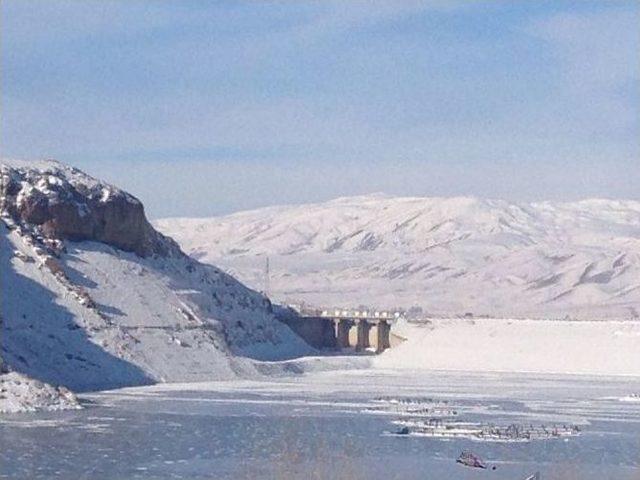 Sibirya Soğukları Zernek Barajını Dondurdu