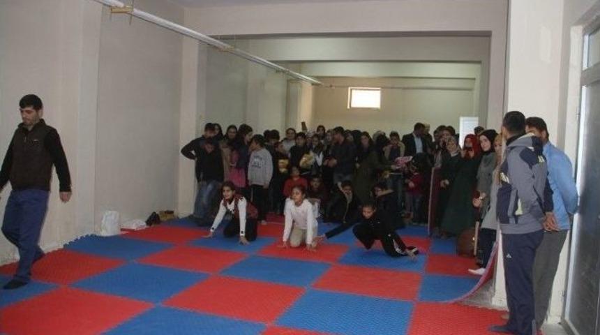 Hediye Paketleriyle G&ouml;rme Engelli &Ccedil;ocukların Y&uuml;z&uuml; G&uuml;ld&uuml;