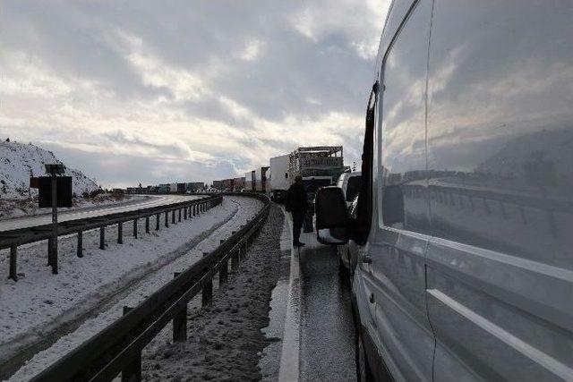 Ankara-konya Yolundaki Kazada 5 Kilometrelik Araç Kuyruğu Oluştu