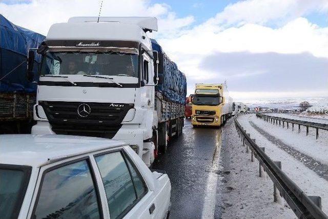 Ankara-konya Yolundaki Kazada 5 Kilometrelik Araç Kuyruğu Oluştu