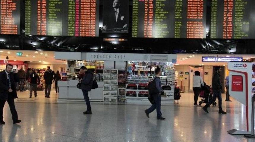 Fırtına U&ccedil;akları Beşik Gibi Salladı