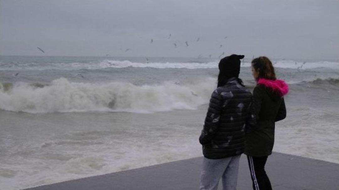 Dev Dalgalar Ak&ccedil;akoca Kıyılarını D&ouml;vd&uuml;