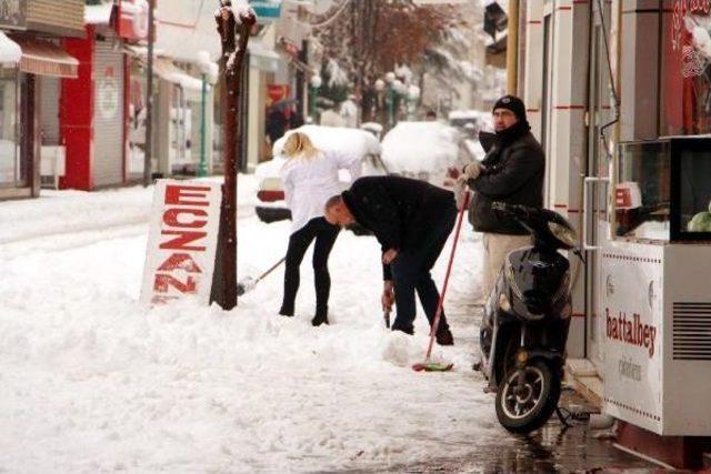 Isparta'da Kar Yaşamı Olumsuz Etkiliyor